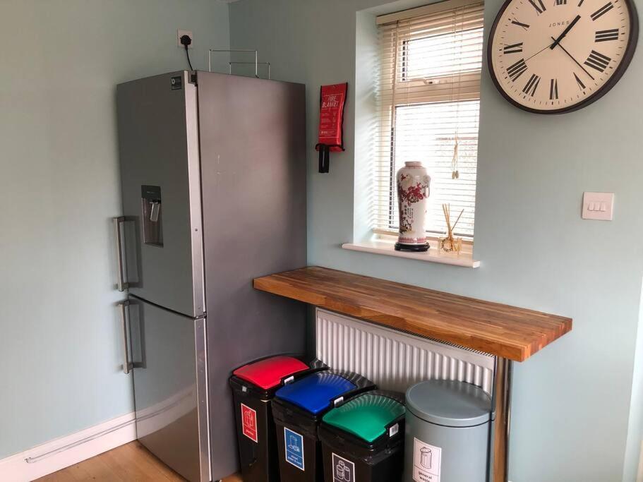 Edinburgh Street Home - Beautiful House With Free Parking And Wifi, Equipped With Comfy Furnitures Суиндон Экстерьер фото