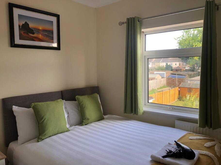 Edinburgh Street Home - Beautiful House With Free Parking And Wifi, Equipped With Comfy Furnitures Суиндон Экстерьер фото