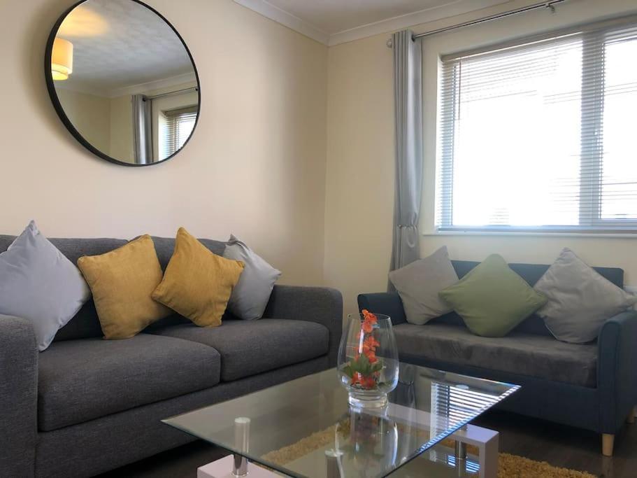 Edinburgh Street Home - Beautiful House With Free Parking And Wifi, Equipped With Comfy Furnitures Суиндон Экстерьер фото