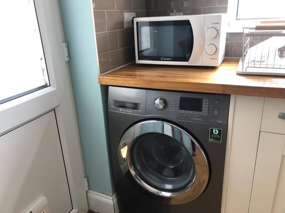 Edinburgh Street Home - Beautiful House With Free Parking And Wifi, Equipped With Comfy Furnitures Суиндон Экстерьер фото