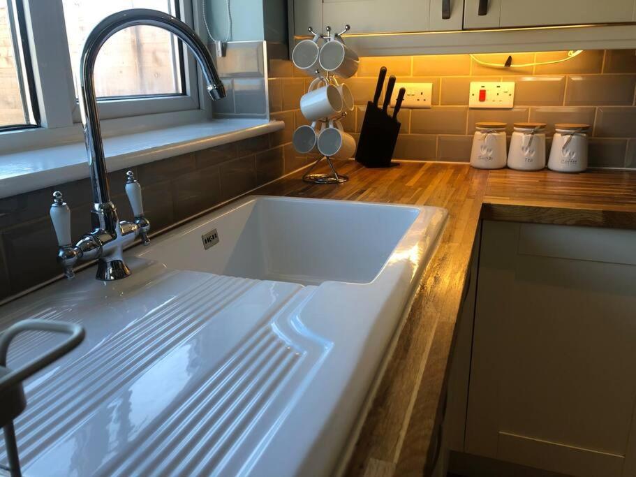 Edinburgh Street Home - Beautiful House With Free Parking And Wifi, Equipped With Comfy Furnitures Суиндон Экстерьер фото