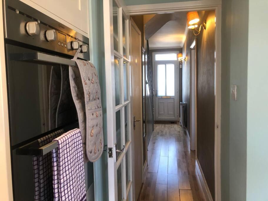 Edinburgh Street Home - Beautiful House With Free Parking And Wifi, Equipped With Comfy Furnitures Суиндон Экстерьер фото