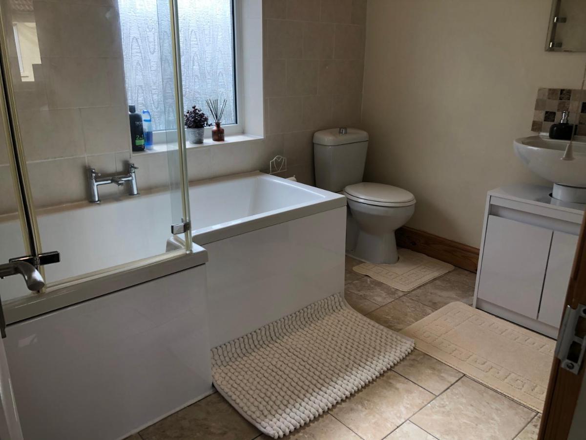 Edinburgh Street Home - Beautiful House With Free Parking And Wifi, Equipped With Comfy Furnitures Суиндон Экстерьер фото