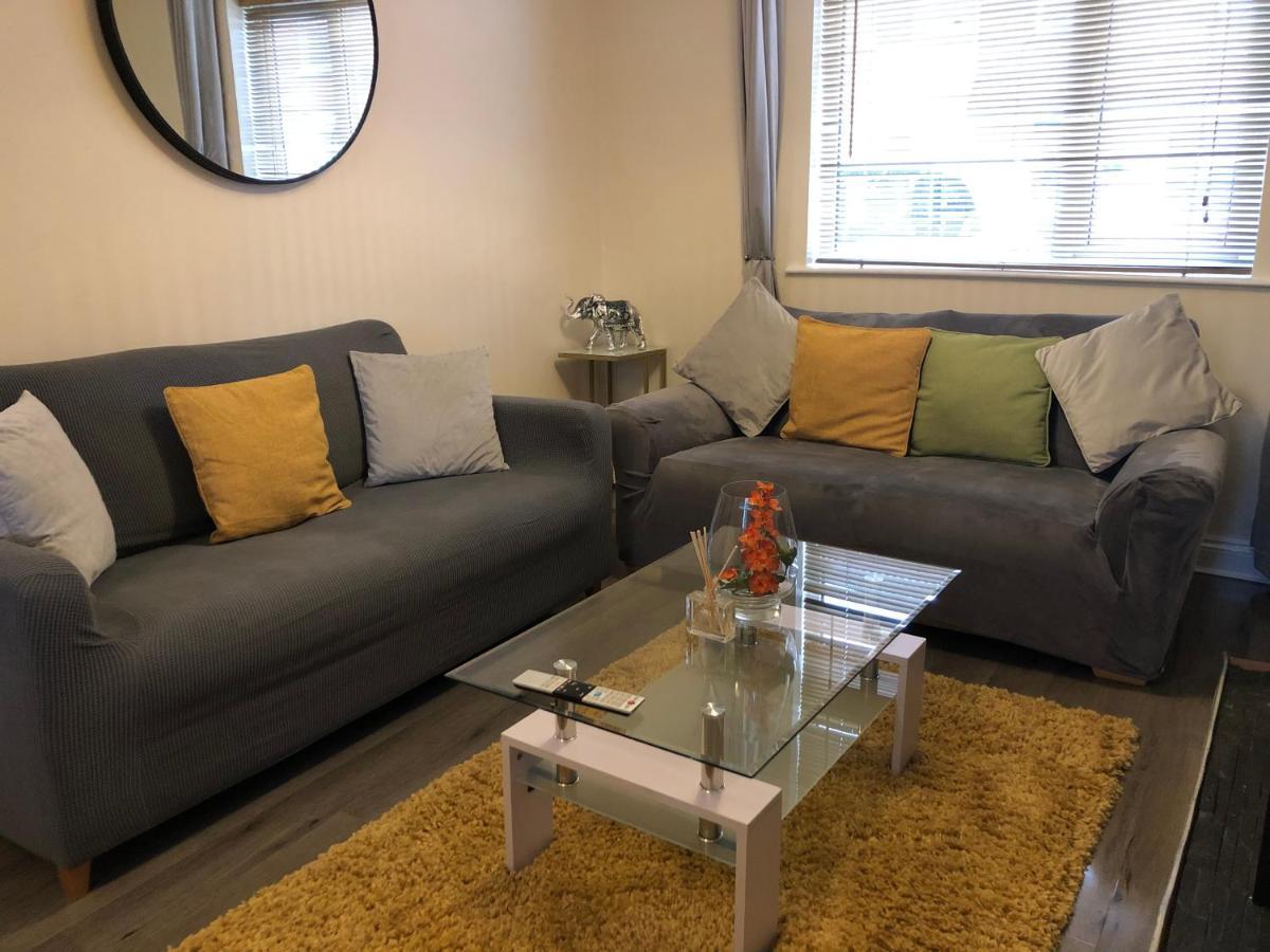 Edinburgh Street Home - Beautiful House With Free Parking And Wifi, Equipped With Comfy Furnitures Суиндон Экстерьер фото